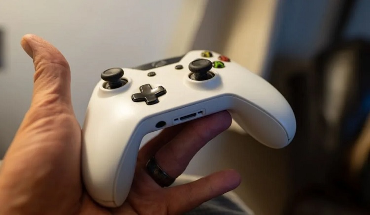 What causes the Xbox One S controller to repeatedly turn off?